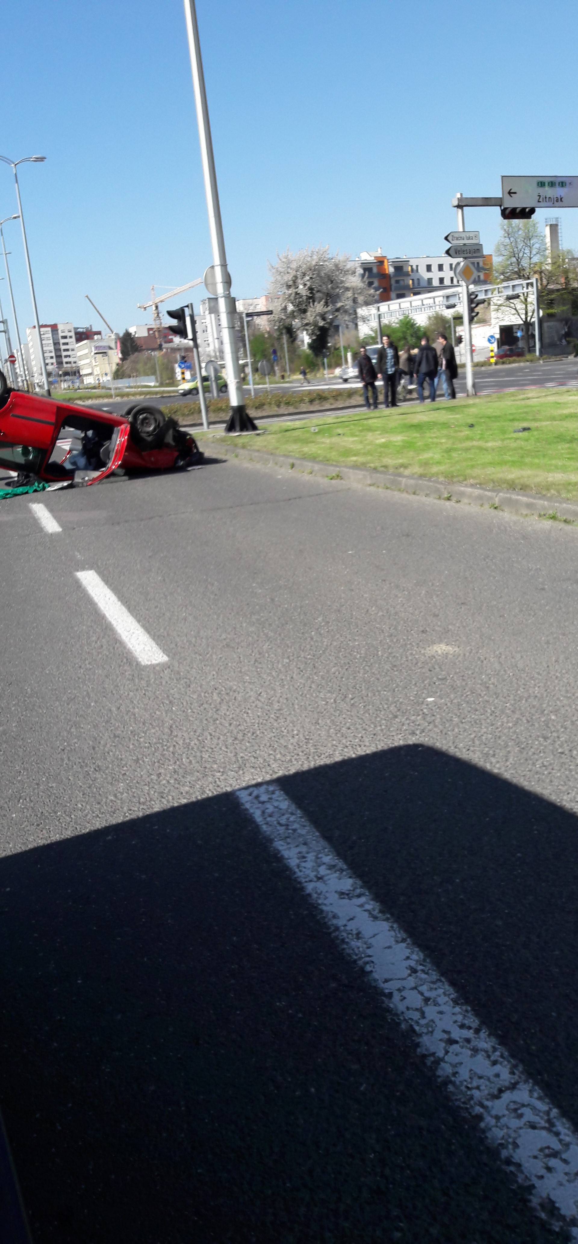 Auto se u sudaru prevrnuo na krov, jedna osoba je ozlijeđena