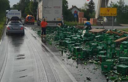 Rasule se gajbe iz kamiona na cestu: Zbog pive teško se vozi