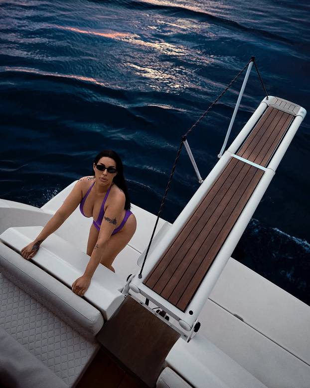 FOTO Od bikinija pa do korzeta: Seka Aleksić voli seksi izdanja