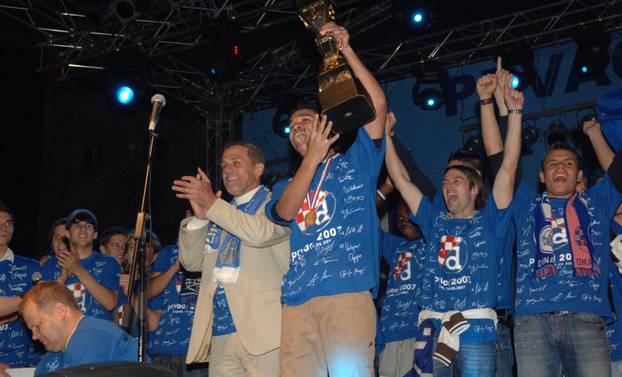 ARHIVA - Nogometaši Dinama na Trgu bana Jelačića s navijačima proslavili naslov prvaka Hrvatske, 19.05.2007.