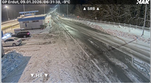 FOTO Snijeg, led i debeli minusi: Pogledajte stanje na cestama, u Lici i Dalmaciji pada snijeg