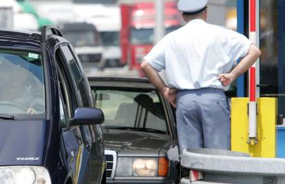 Policajci i Turčin pali kroz staklena vrata na Bregani