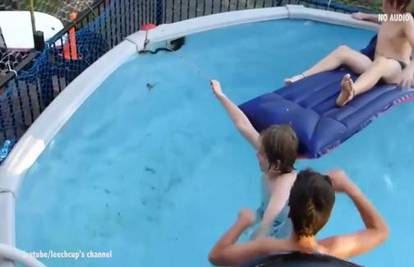 Naježili smo se: Velika zmija završila u bazenu s troje djece