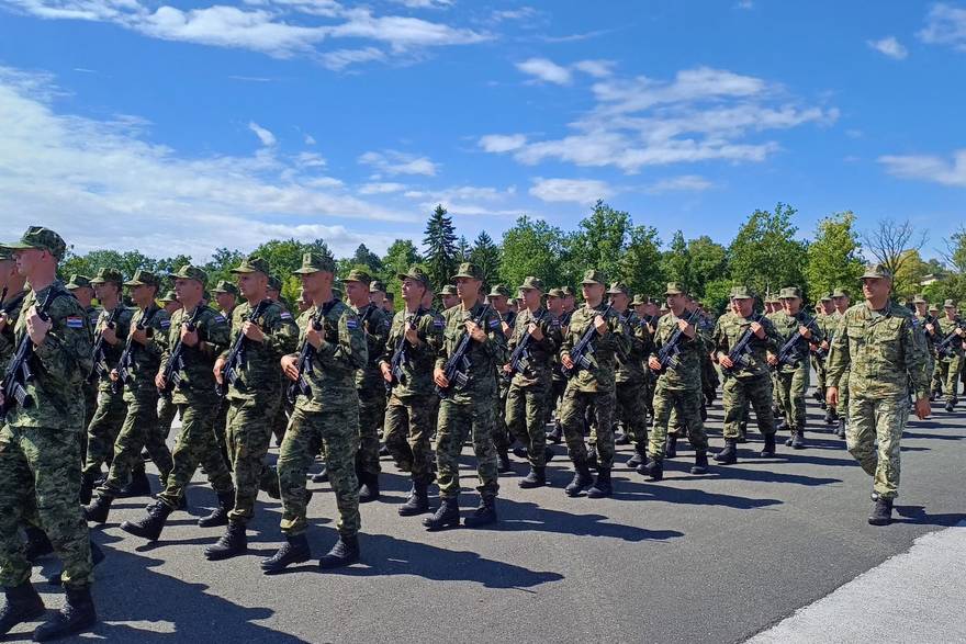 Uvje&zcaron;bavanje pje&scaron;a&ccaron;kih postroja Hrvatske vojske za sve&ccaron;ani vojni mimohod