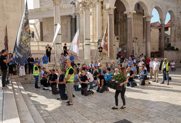 Split: Molitva krunice na Peristilu