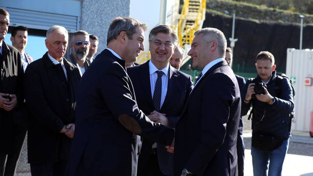 Plenković u društvu Nehmmera i Soedera obišao LNG terminal na Krku