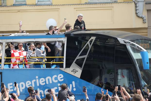Zagreb: Baby Lasagna u otvorenom autobusu stigao je na trg 