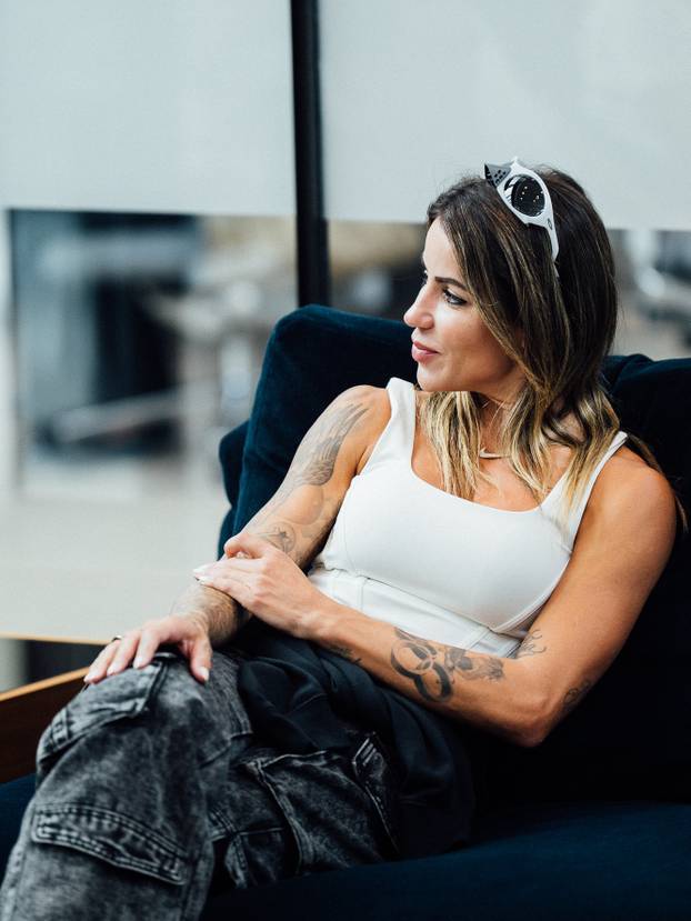 Fatalna Brazilka besplatno časti fanove intimnim fotografijama