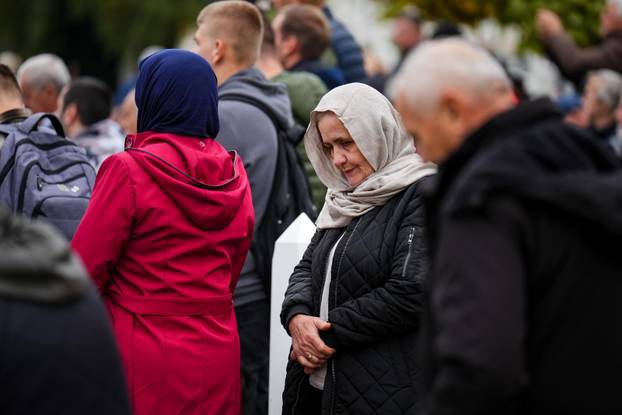 Sarajevo: Posljednji ispraćaj Halida Bešlića na gradskom groblju Bare