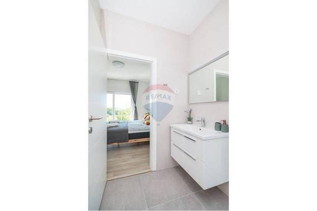 FOTO Pogledajte kuću koju su izgradili usred polja u Grbama: Stoji samo pola milijuna eura...