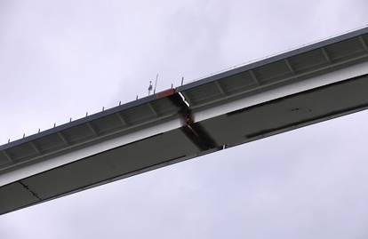 Spajanje posljednjih centimetara mosta u Omišu 