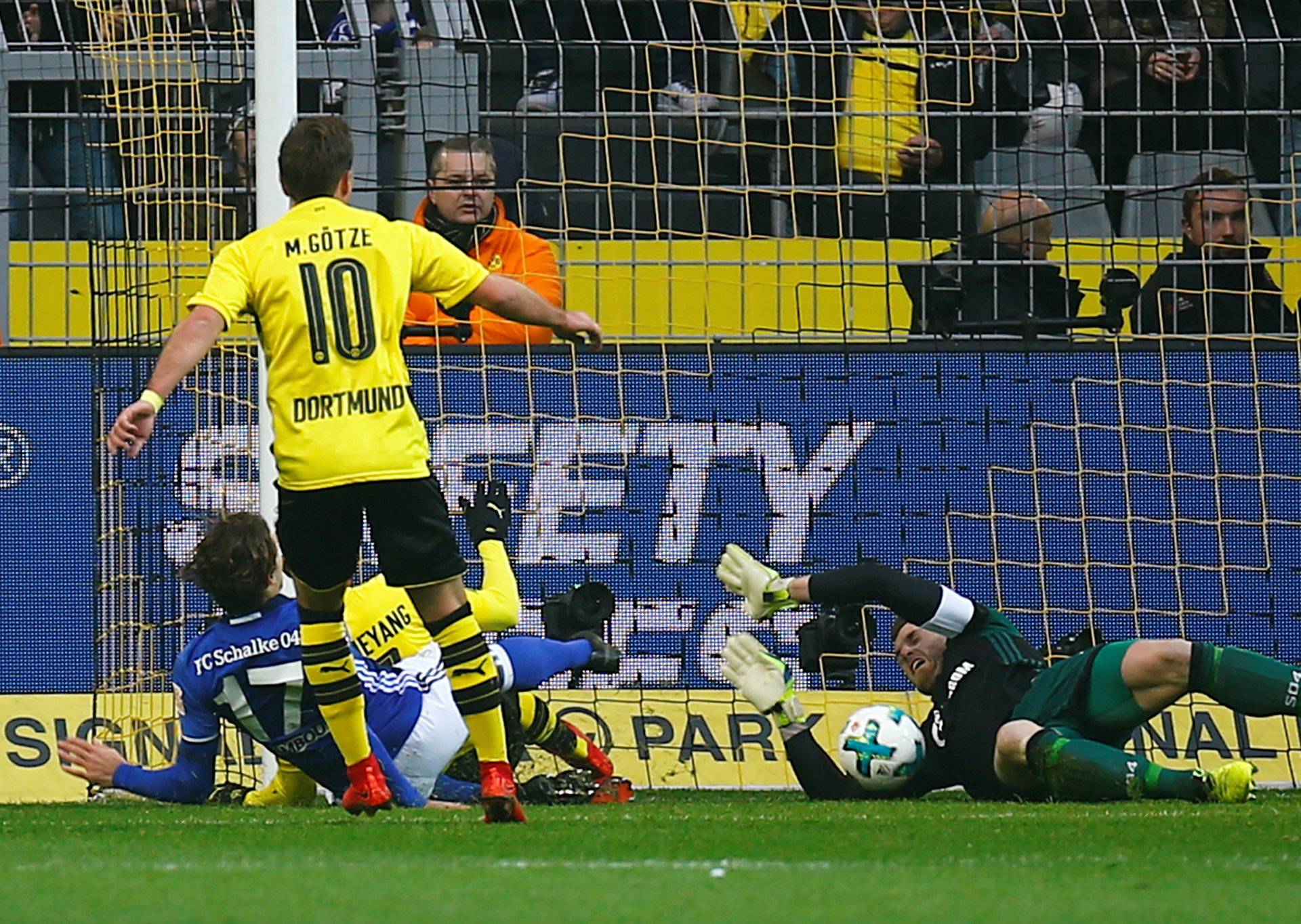 Bundesliga - Borussia Dortmund vs Schalke 04