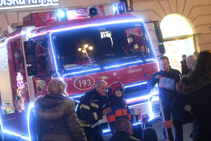 Zagrebački vatrogasci okitili svoj kamion: Građani stajali u redu da se fotografiraju s njim