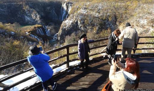 Pao prvi snijeg na Plitvicama, pretvorio park u snježnu idilu