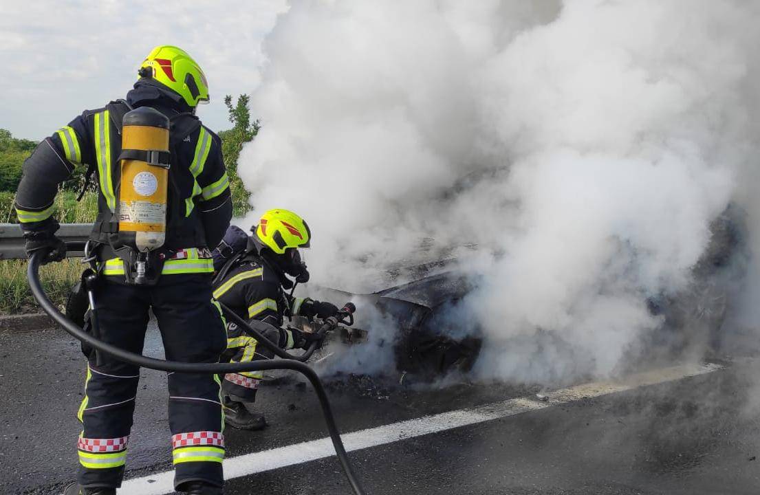 FOTO Zapalio se BMW kod Buzina, zatvorena obilaznica, stvorila se kolona od 5 km