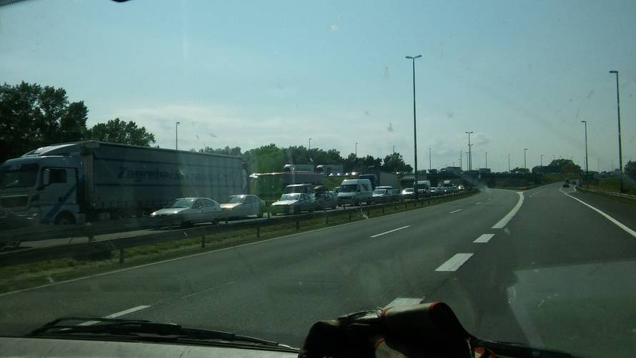 Kaos na obilaznici: Šleper se prevrnuo, uklanjaju ga s ceste