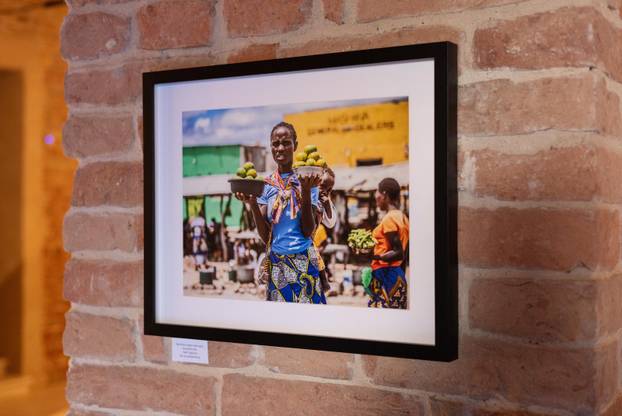 Osijek: Svečano otvorenje izložbe fotografija fotoreporterke Pixsella Emice Elveđi "Srce za Afriku"