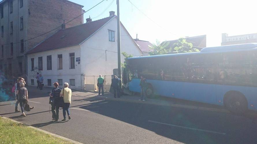 ZET-ov bus zabio se u ogradu: Četvero ljudi završilo u bolnici