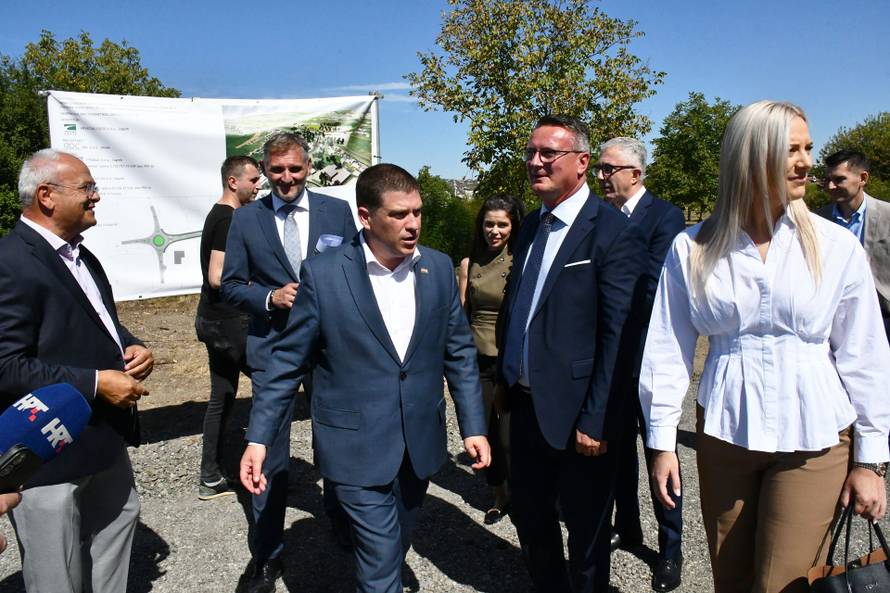 Slavonski Brod: Ministar Butkovi​ć na ​početku radova izgradnje ​​spojne ceste prema holdingu ​Đur​o ​Đ​aković