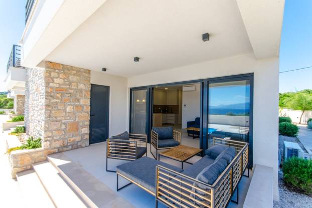 FOTO Kakva vila! Prodaju je na Šolti. Grijani bazen, a more na 150 metara. Saznali smo cijenu