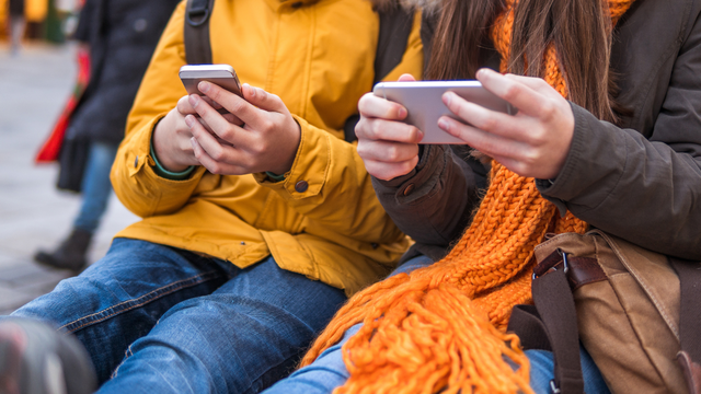 U Engleskoj planiraju zabraniti korištenje mobitela u školama: 'Odvraćaju pažnju od učenja...'