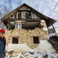 Draganu (68)  iz Buzeta kraj Gline kuću doslovno drži prozor: 'Ako on pukne, ode i moj dom...'