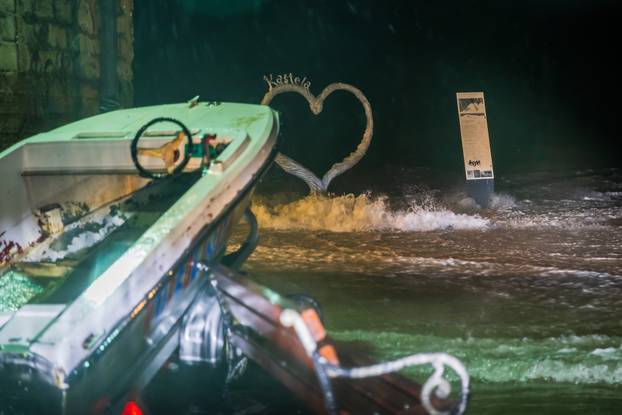 Kaštela: Ciklonalna plima poplavila rivu i okolne ulice