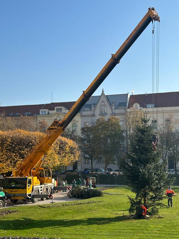 FOTO U Zagrebu se pripremaju za Advent: Slaže se klizalište...