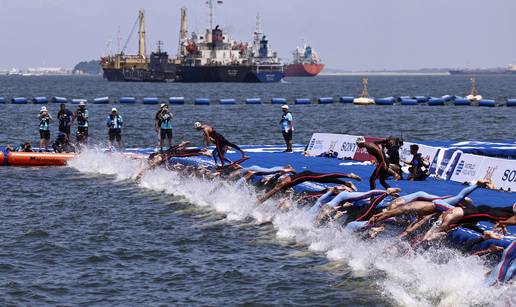 FOTO Plivaju kraj tankera. Na SP-u u Singapuru nakon odgode zbog prljave vode dozvolili start