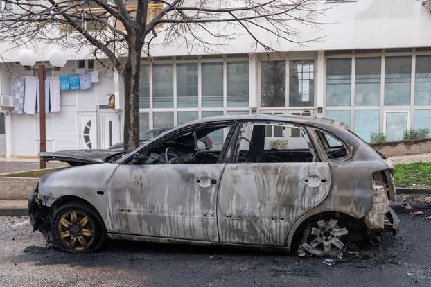 Zadar: Vatra zapaljenog otpada proširila se na automobile