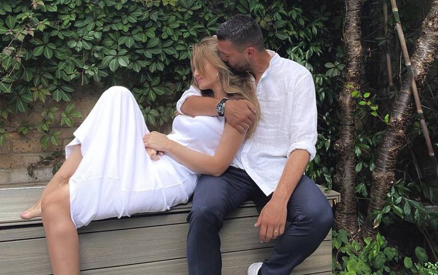 Počelo je odbrojavanje: Izabel u uskoj haljini istaknula trbuščić