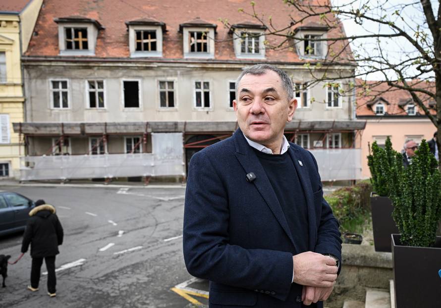 Zagreb: Ivica Lovrić, kandidat za gradonačelnika, ispred nikada obnovljene škole baleta