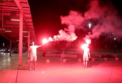 FOTO Veliki doček za prvake u futsalu: Kod studentskog doma bile stotine ljudi, palili baklje