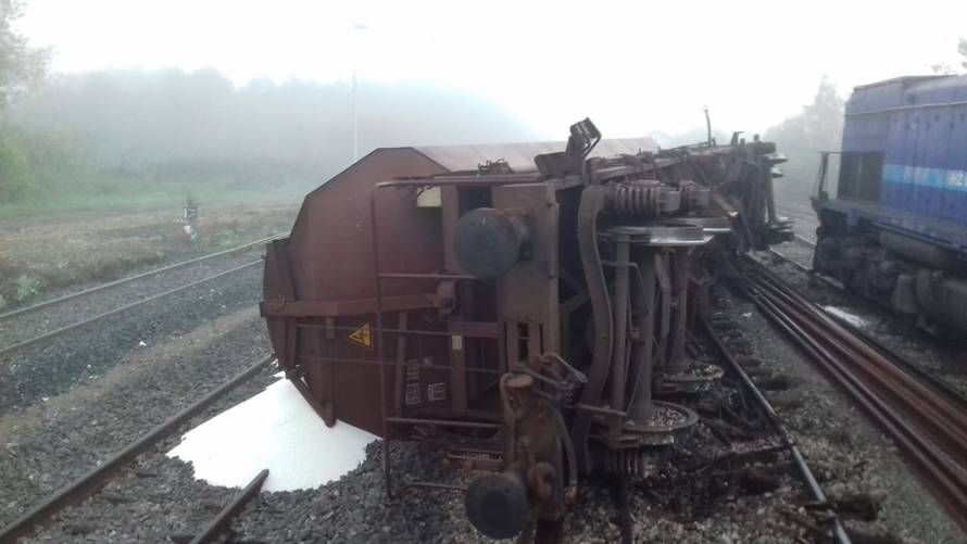 Teretni vlak iskočio s tračnica: Vagon je udario u lokomotivu
