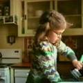 'Dobro' dijete: Djevojčica pomaže majci prati suđe