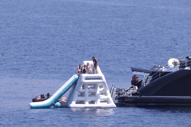 Obiteljski odmor slavnog podcastera na Braču: Joe Rogan uživa na superjahti, kupa se i skače u more