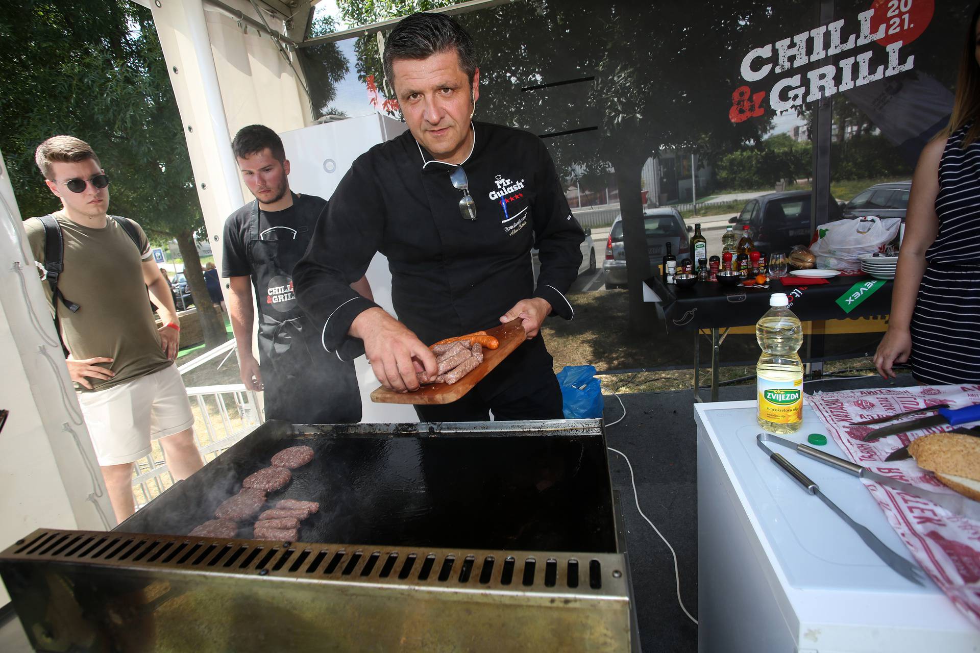 Neobične kombinacije: Almo Čatlak otkrio je da guacamole umak odlično pristaje u hot-dog