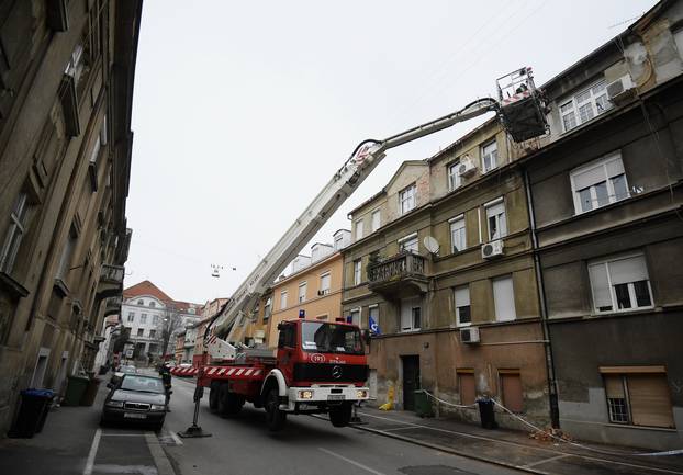 Zagreb: Vatrogasci čiste krov u Kamaufovoj ulici