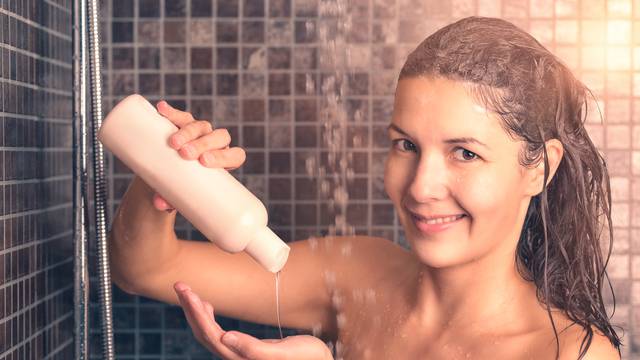 Njega kose na vrućinama: Često pranje, ali laganim šamponima