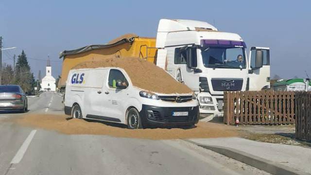 Kombi i kamion sudarili se u Lupoglavu, cesta puna pijeska