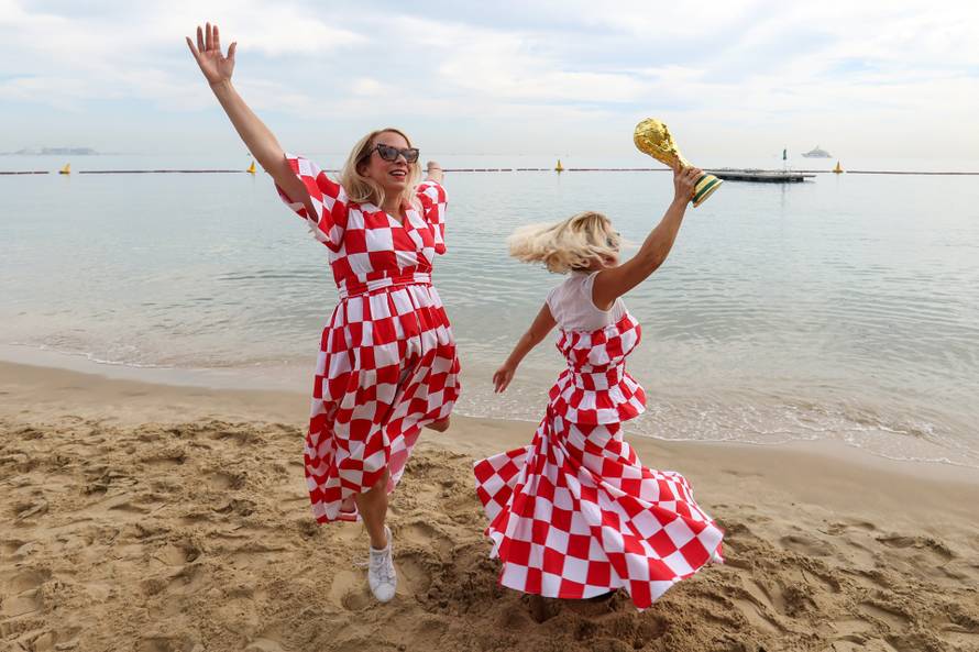 KATAR 2022: Rasplesane navijačice na plaži uoči utakmice Hrvatska - Belgija 