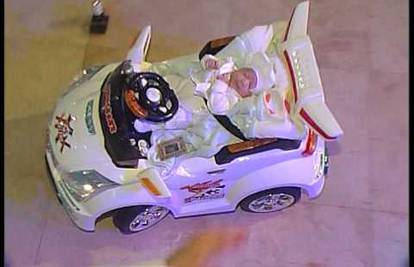 Bebu vozili na obrezivanje u sportskom autu na daljinski