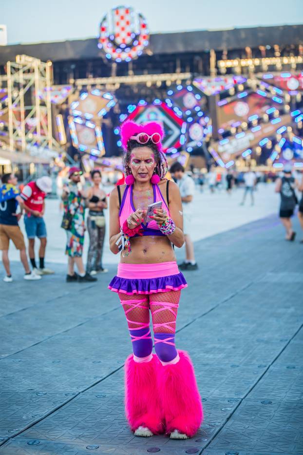 Split: Okupljanje posjetitelja prije otvaranja 10. Ultra Europe festivala