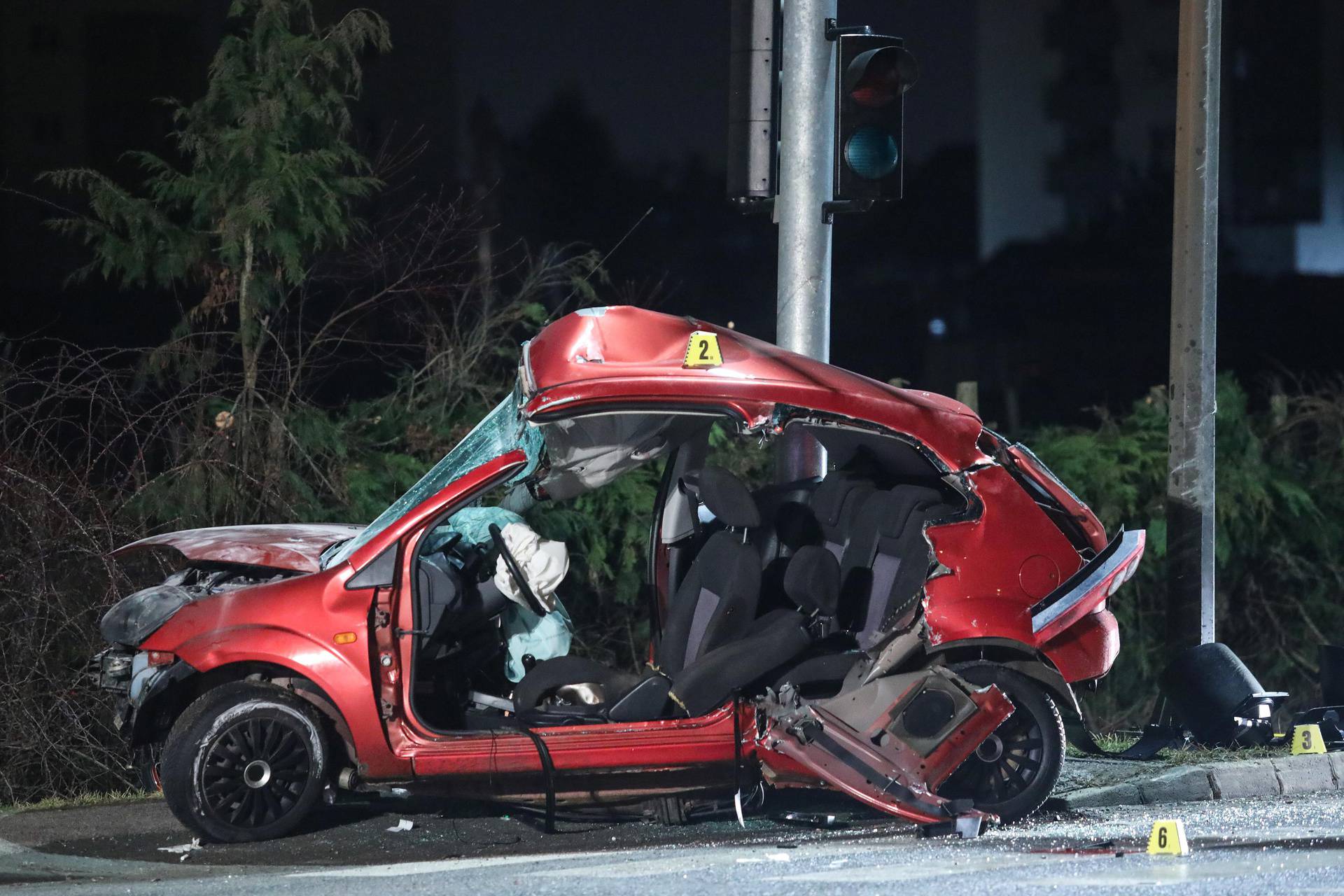 Strašne slike iz Velike Gorice: Mladić (22) zabio se u semafor i poginuo na mjestu nesreće...