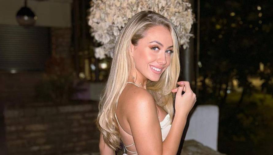 Albina se pojavila u neobičnom izdanju: Izazovna kombinacija otkrila duboki dekolte pjevačice