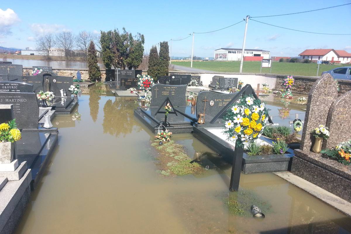 Ogorčeni: Groblje u Brezovici je već tjedan dana pod vodom 
