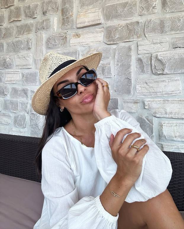 Supruga bivšeg dinamovca je zabljesnula na crvenom tepihu: Hvali se i fotkama u badiću!