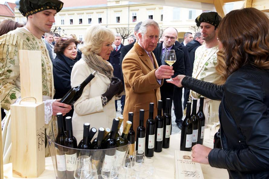 Charles i Camilla u Osijeku: Na trgu ih je dočekalo 2000 ljudi