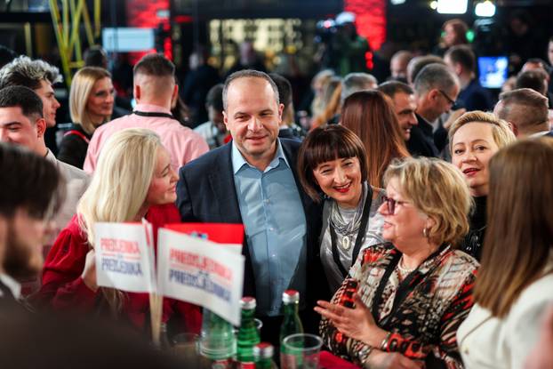 Zagreb: Slavlje u izbornom stožeru Zorana Milanovića nakon rezultata prvih izlaznih anketa