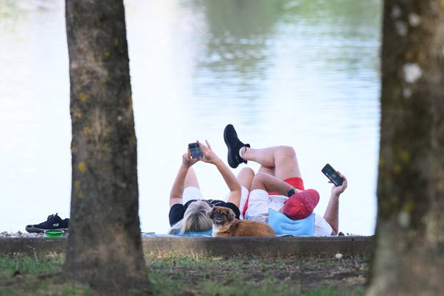 Zagreb: Građani uživaju u sunčanoj nedjelji na Jarunu